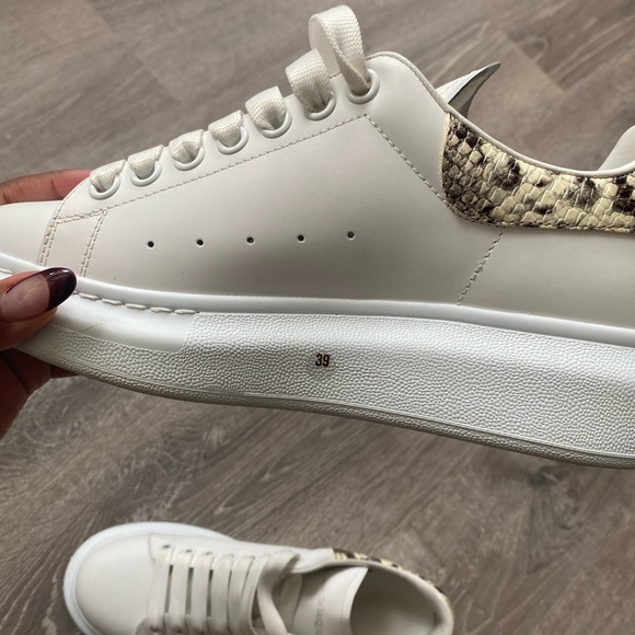 Alexander McQueen Oversized Sneaker in white python - Picture 4 of 9